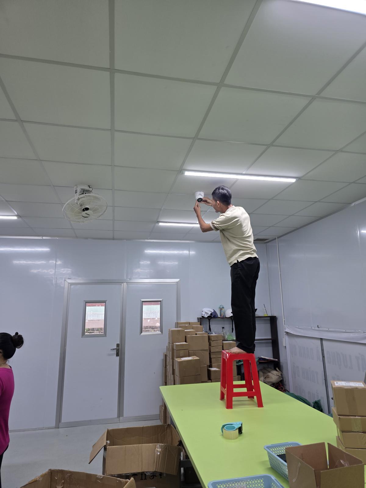 Kỹ thuật viên LapCameraHCM lắp đặt camera an ninh tại nhà dân TPHCM