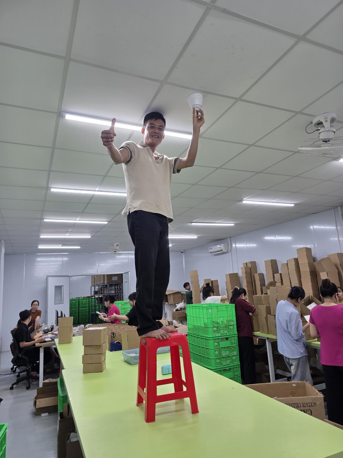Kỹ thuật viên LapCameraHCM khảo sát lắp camera doanh nghiệp tại TPHCM