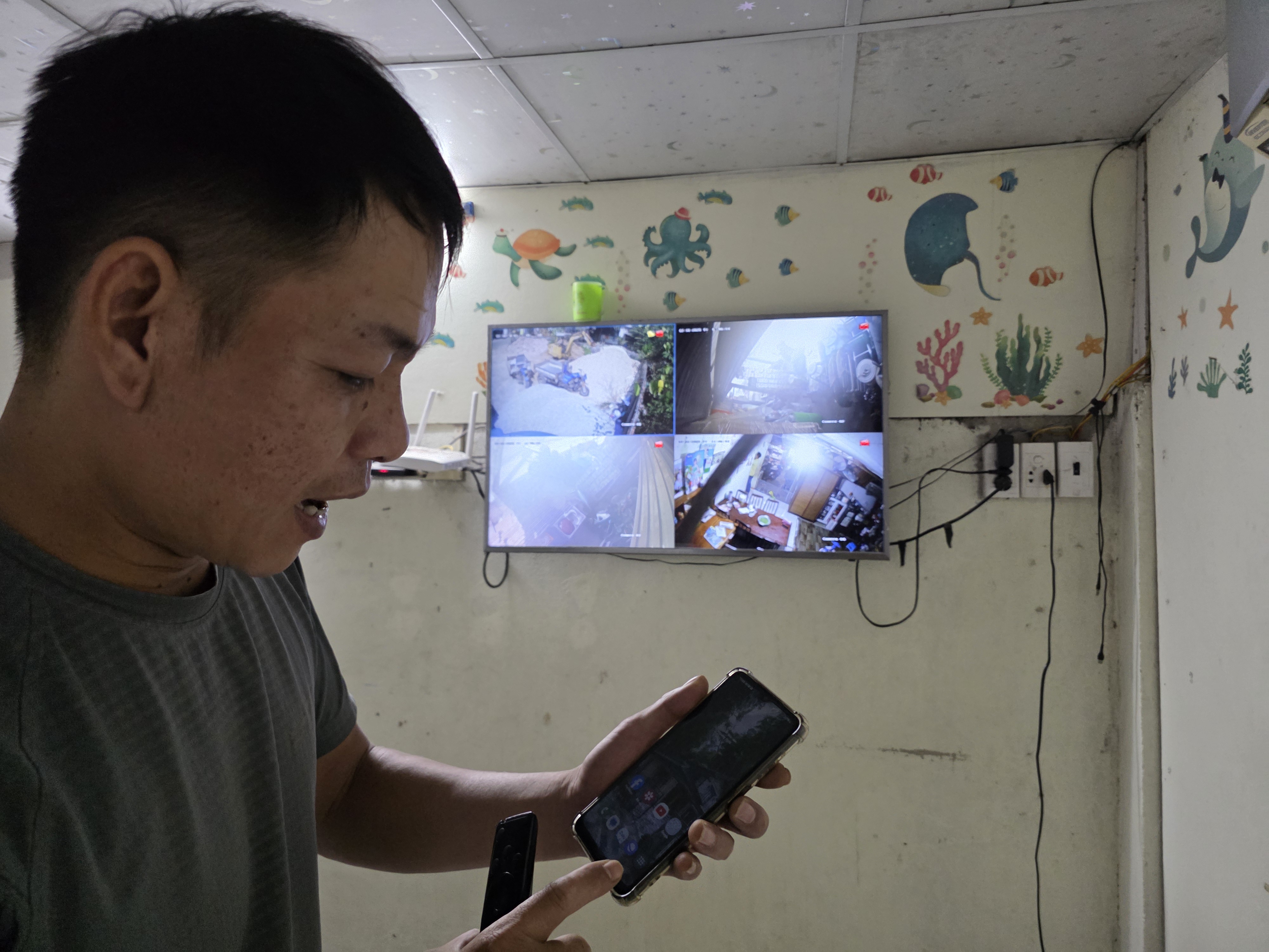 Cài lại app camera trên điện thoại