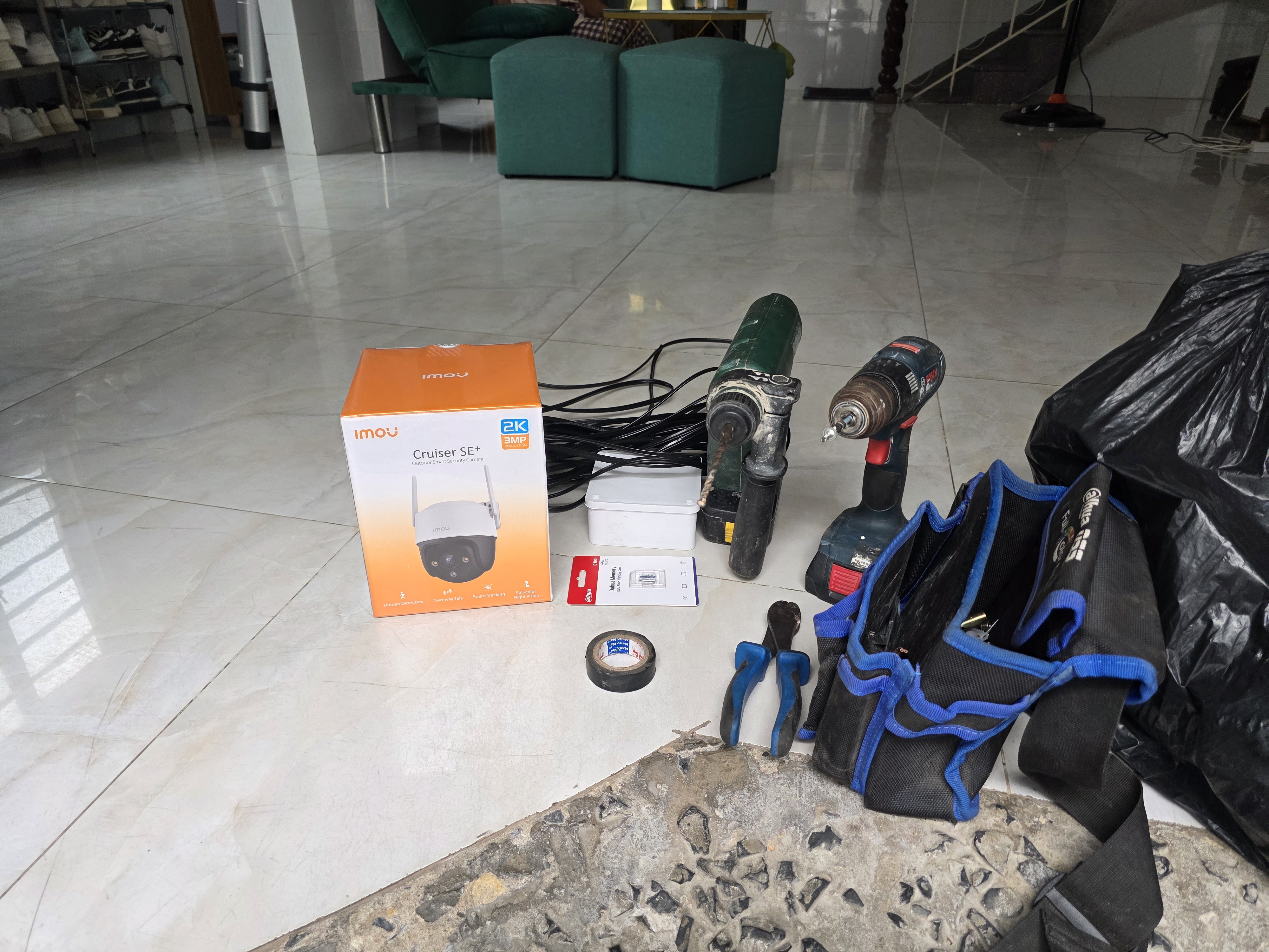 Chuẩn bị lắp camera imou ngoài cửa tại Vĩnh Lộc