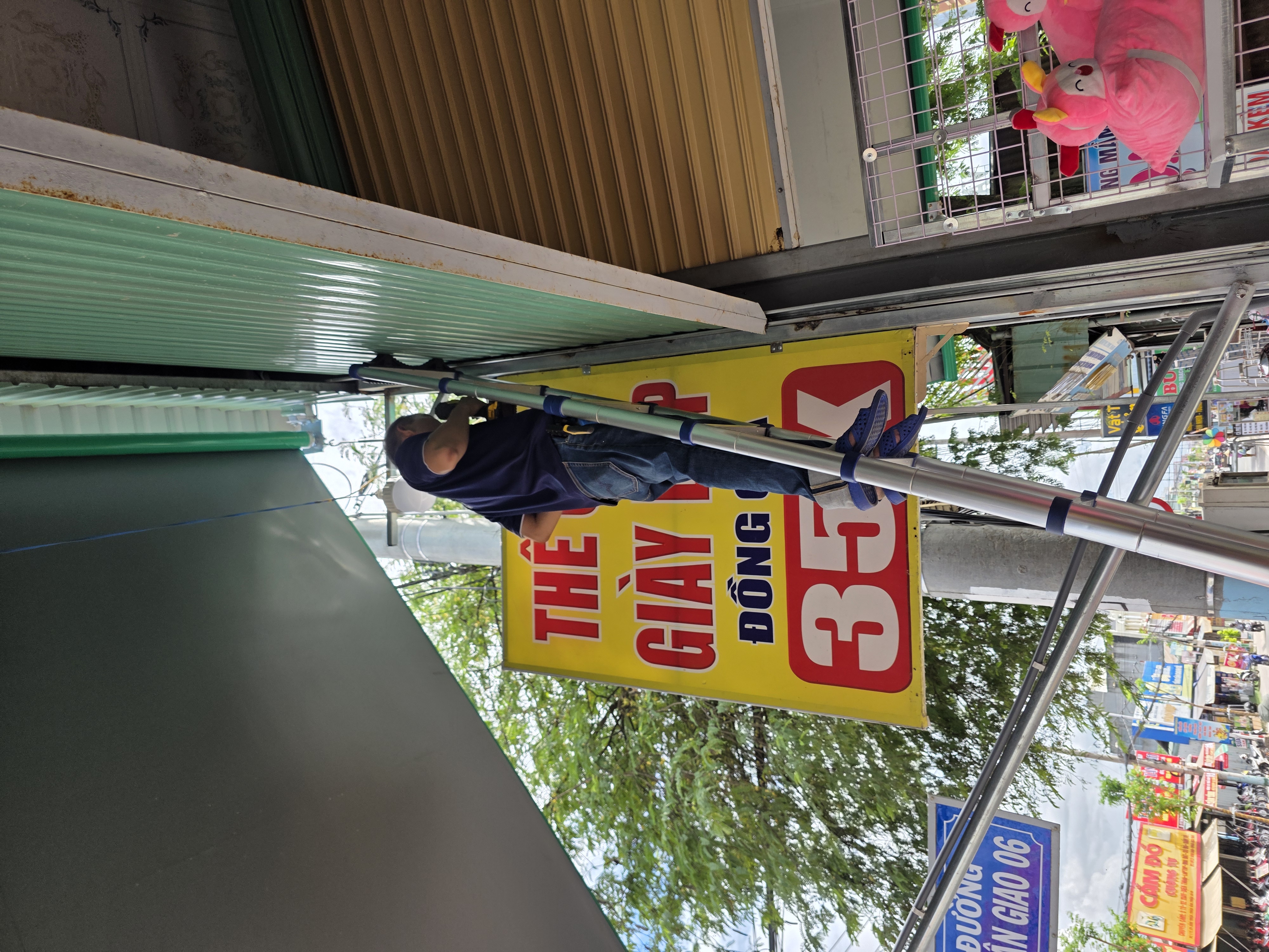 Kỹ thuật đang sửa camera